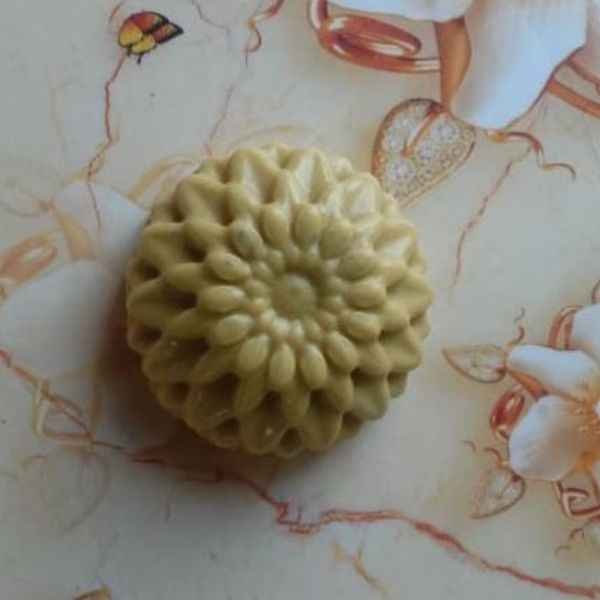 உருளைக்கிழங்கு + தேன் சோப்பு ( goat milk+ potato juice+ honey)